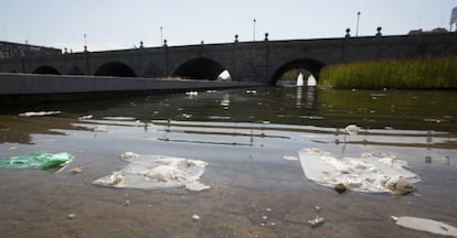 Trash along the Manzanares river near the Segovia bridge.