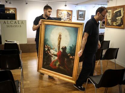 Unos operarios de Subastas Alcalá transportaban el miércoles el cuadro de Goya  `Aparición de la Virgen del Pilar al Apóstol Santiago y sus discípulos´.