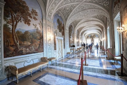 Se podrá también visitar el Salón de los Suizos, llamado así porque allí montaban guardia los soldados del pequeño ejército que desde 1506 protege al Papa, o la Sala del Consistorio, utilizada sólo para las posibles reuniones del colegio cardenalicio cuando el Papa estaba allí. En la imagen, la galería Alejandro VII.