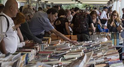 Un puesto del Mercat del Llibre de Sant Antoni de Barcelona