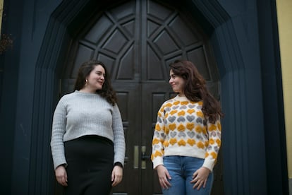 Inés Collado y Olga Hernández, coordinadoras del ciclo de piezas teatrales 'Domingo de Insurreción', en el teatro de La Abadia en Madrid.