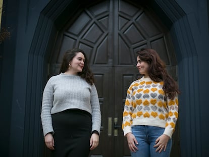 Inés Collado y Olga Hernández, coordinadoras del ciclo de piezas teatrales 'Domingo de Insurreción', en el teatro de La Abadia en Madrid.