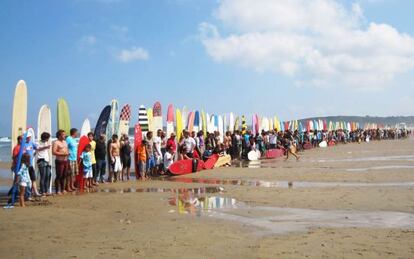 Surfistas participantes en el Longboard Festival de Salinas, en Asturias.