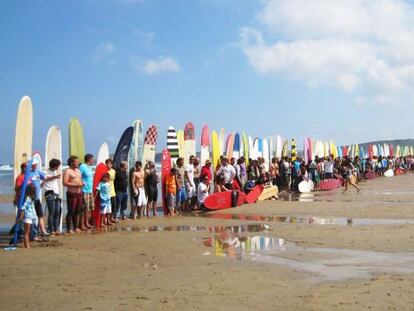 Surfistas participantes en el Longboard Festival de Salinas, en Asturias.