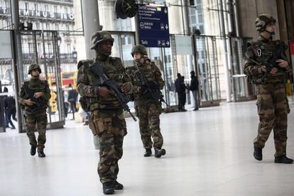 Miembros de la patrulla del Ejército francés realizan una ronda en la Estación Norte de París.