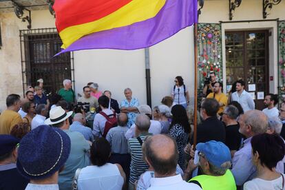 Un grupo de vecinos se ha agolpado en las inmediaciones del Ayuntamiento de Orihuela, este jueves, alguno de ellos con una bandera republicana.