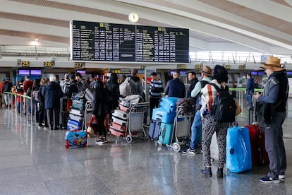 Viajeros hacen cola para facturar sus maletas, el pasado jueves en el aeropuerto de Bilbao.