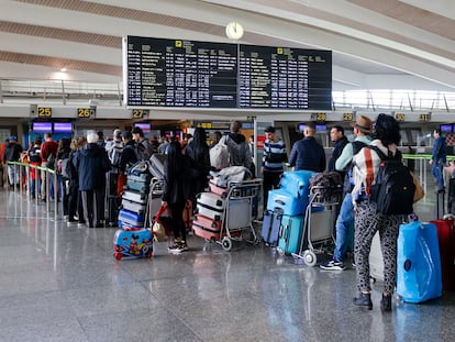 Viajeros hacen cola para facturar sus maletas, el pasado jueves en el aeropuerto de Bilbao.