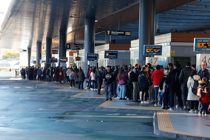 Decenas de personas esperan la llegada de los autobuses de servicios mínimos, este lunes en Madrid. 
