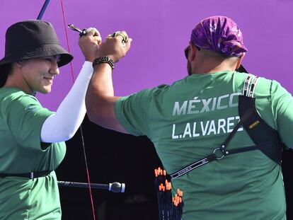 Los mexicanos Alejandra Valencia y Luis Álvarez celebran un set ganado, este sábado.