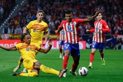 Koundé trata de arrebartarle el balón a Reinildo durante el Atlético-Barcelona de la temporada pasada.