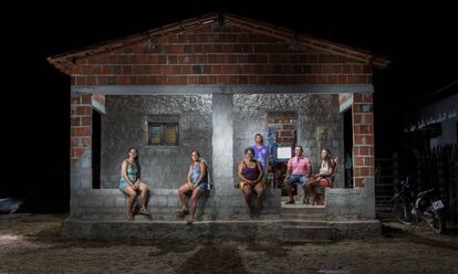 Dusileide Bezerra, junto a su esposo, hijos y un nieto, en su casa de Assu, noreste de Brasil.