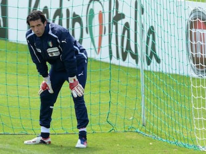 Buffon, durante un entrenamiento con Italia.