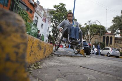 Algunas rampas de la Ciudad de México tienen una pendiente tan pronunciada que, para poder bajarlas con seguridad, deben inclinarse muy lentamente hacia atrás y, con mucha técnica, la bajan despacio.