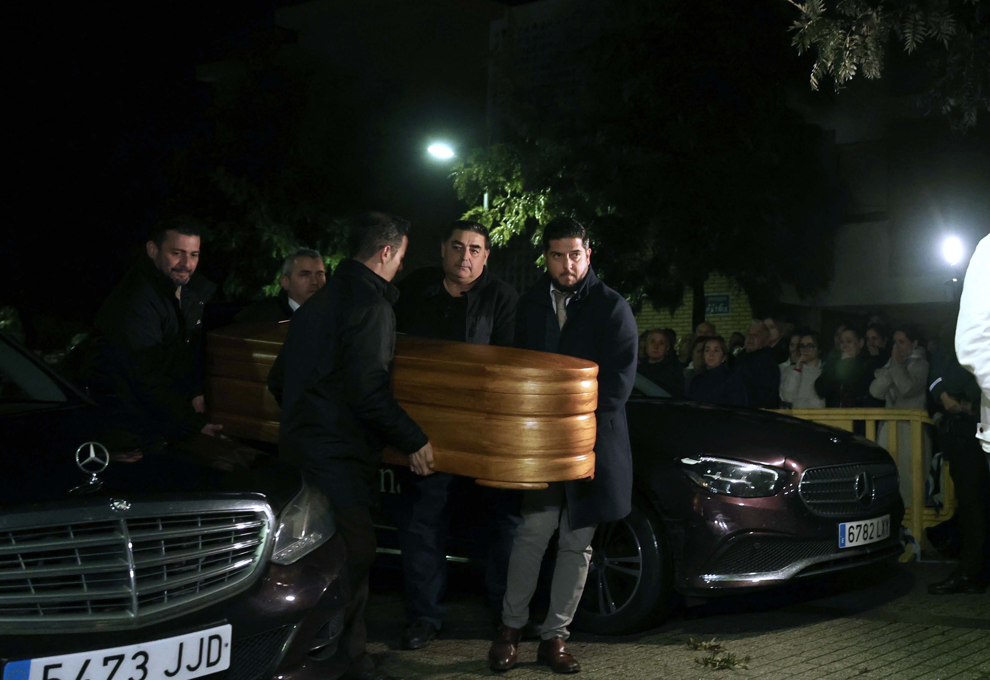 Llegada de los féretros al pabellón municipal de deportes de Aljaraque (Huelva), este miércoles.