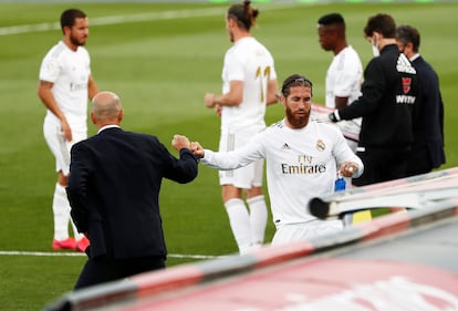 Zidane y Ramos se saludan en un Real Madrid-Eibar.