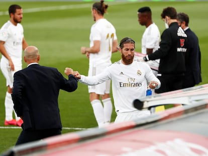 Zidane y Ramos se saludan en un Real Madrid-Eibar.
