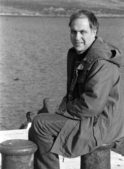 El periodista José Comas, fotografiado en las Islas Malvinas en 1992.