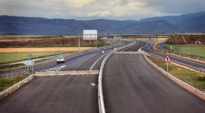 Tramo de la A-14, entre Rosselló y Almenar, Lleida, que Fomento abrió el sábado a la circulación.