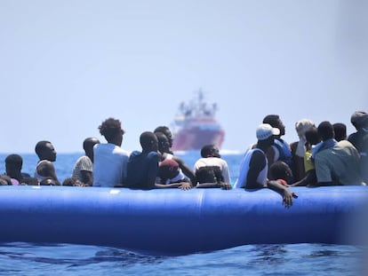 Un grupo de inmigrantes a bordo de una barcaza el pasado 12 de agosto.