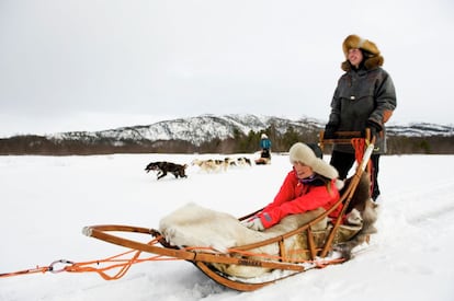 En la zona norte de Noruega, ya dentro del Círculo Polar Ártico, se pueden realizar expediciones y viajes con trineos tirados por perros, generalmente de raza groenlandesa o husky. Son animales de gran resistencia que pueden tirar de ti (trineos de cuatro o seis perros) durante 50 kilómetros. El trineo es tan eficaz en superficies nevadas y heladas que fue el medio de transporte elegido por el conquistador del Polo Sur, Roald Amundsen. En la foto, trineos en la cercanías de la localidad de Alta.