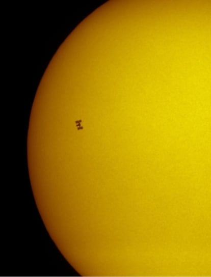 La imagen de la Estación Espacial Internacional al pasar por delante del Sol es una de las fotos del año, según la revista 'Nature'