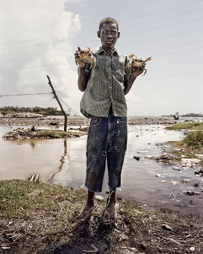 Un joven con cangrejos, en la desembocadura del río Aguas Negras, en Puerto Plata. 