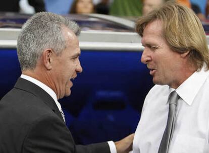 Javier Aguirre y Bernd Schuster se saludan instantes antes del inicio del partido