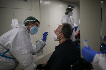 Punto de cribaje masivo en el barrio de Sants para la detección de la covid-19, en diciembre en Barcelona.