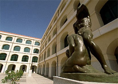 Universidad Carlos III de Madrid. La escultura es de Fructuoso Orduño de la Fuente.