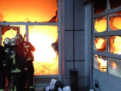 Bomberos de la Comunidad extinguen el incendio en el concesionario.