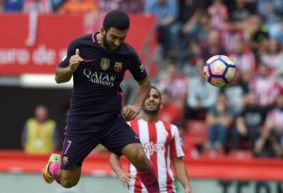 Arda Turan del FC Barcelona marca el cuarto gol del equipo.