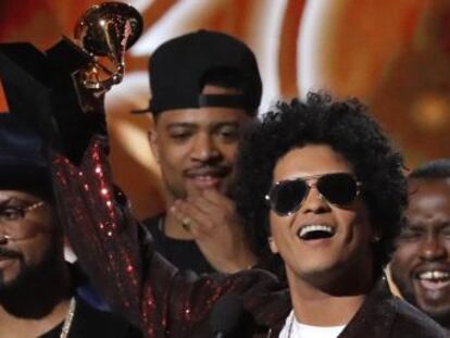 El éxito bailable de  24K Magic  se lleva los máximos premios de la industria. El rapero Kendrick Lamar gana cinco estatuillas