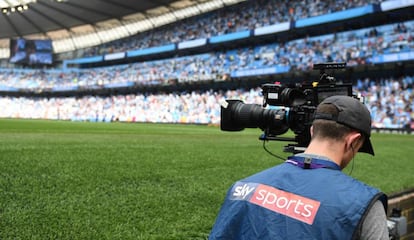 Un cámara graba un partido del Manchester United esta temporada. 