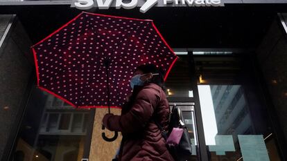 Una mujer pasa ante las oficinas de Silicon Valley Bank en San Francisco.