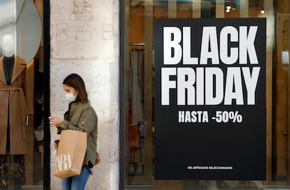 Un escaparate muestra un anuncio con los descuentos para la semana del Black Friday