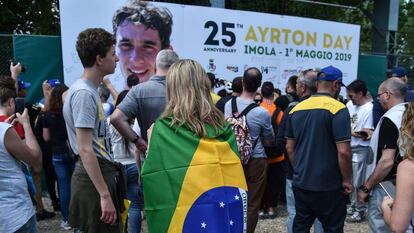 Fãs assinam pôster em homenagem a Ayrton Senna em Imola, na Itália, onde o piloto morreu há 25 anos. Local foi palco de homenagens nesta quarta.