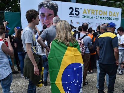 Fãs assinam pôster em homenagem a Ayrton Senna em Imola, na Itália, onde o piloto morreu há 25 anos. Local foi palco de homenagens nesta quarta.