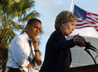 El presidente electo de Estados Unidos, Barack Obama, y la senadora Hillary Clinton, en un acto de campaña celebrado el 20 de octubre en Orlando, Florida.