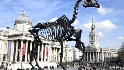 &#039;Caballo regalado&#039; del artista alem&aacute;n Hans Haacke. La osamenta en bronce del equino lleva adosada en la pata delantera una pinza digital. 