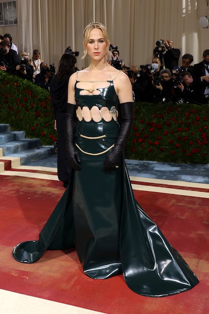 La actriz Tommy Dorfman (Por trece razones), con un vestido con aberturas de Christopher Kane.