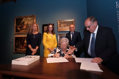 De izquierda a derecha, Alicia Bolaños, jefa del Servicio de Museos, Guacimara Medina, consejera de Cultura, Francisca Rico Gómez, Antonio Morales, presidente del Cabildo de Gran Canaria y Pedro Rico Gómez, en el momento de la firma, hoy en la Casa de Colón de Las Palmas de Gran Canaria.