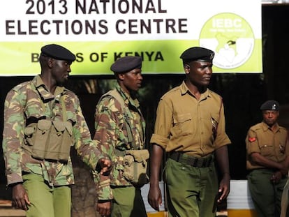 Policias custodian la entrada a un colegio electoral hoy en Nairobi