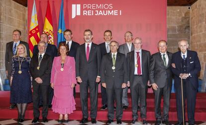 Los  ganadores de los premios con el Rey, el ministro Pedro Duque, el presidente Ximo Puig, el alcalde Joan Ribó y los promotores de los Jaime I Santiago Grisolía, Vicente Boluda y Javier Quesada. 