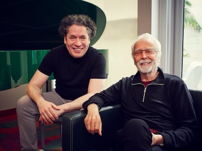El director de orquesta Gustavo Dudamel y el trompetista y filántropo Herb Alpert, en el despacho del director en el Walt Disney Concert Hall de Los Ángeles, California, el 24 de febrero de 2026.