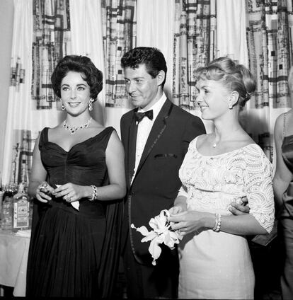 Después de que el tercer esposo de Elizabeth Taylor, Mike Todd, muriera en un accidente aéreo en 1958, la actriz comenzó un romance con el cantante Eddie Fisher. El problema: él seguía siendo el esposo de la también actriz Debbie Reynolds y ambas eran amigas. </br> Fisher se divorció de Reynolds para casarse con Taylor en 1959. </br> La rivalidad terminó en 1966, cuando ambas coincidieron en el mismo hotel durante un viaje en Londres. Taylor le envió una nota a Reynolds y a su esposo Richard Hamlett invitándoles a una cena y allí limaron las asperezas.