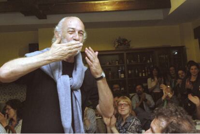 El argentino Guillermo Orsi saluda a los asistentes al fallo del premio Hammett 2010.