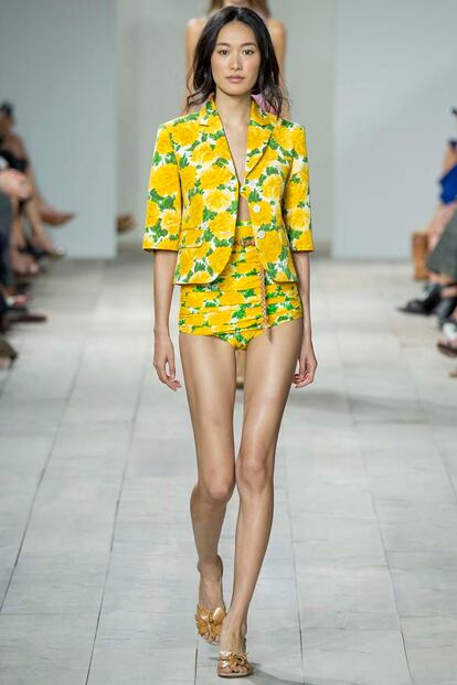 Con flores amarillas y microshorts, de Michael Kors.