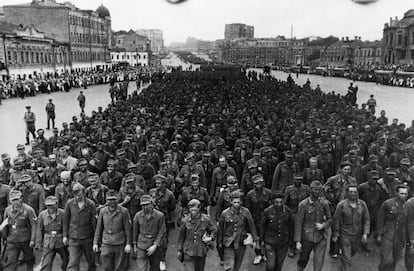 Prisioneros alemanes marchan por las calles de Moscú. En 1944, 57.600 soldados fueron apresados en los frentes de Bielorrusia.