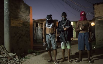 Jóvenes traficantes de una favela de Río de Janeiro.